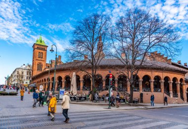 Oslo, Norveç, 16 Nisan 2019: İnsanlar sokakta yürüyorlar