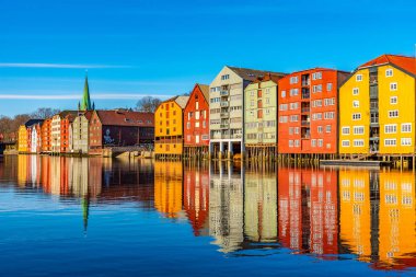 Trondheim, Norveç, 17 Nisan 2019: Nidaros katedrali ve renkli