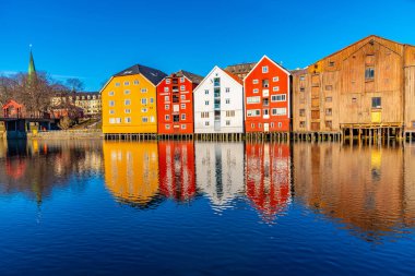 Trondheim, Norveç, 17 Nisan 2019: Nidaros katedrali ve renkli