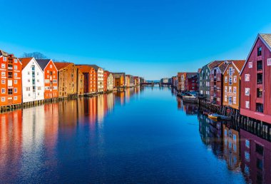 Trondheim, Norveç, 17 Nisan 2019: Renkli kereste evleri