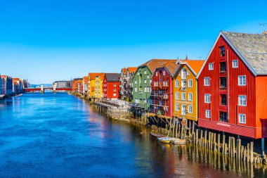 Trondheim, Norveç, 17 Nisan 2019: Renkli kereste evleri