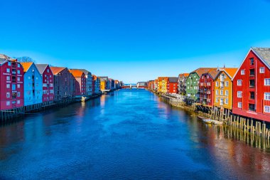 Trondheim, Norveç, 17 Nisan 2019: Renkli kereste evleri