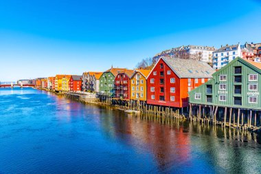 Trondheim, Norveç, 17 Nisan 2019: Renkli kereste evleri