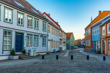 Trondheim, Norveç, 15 Nisan 2019: Dar bir stree günbatımı