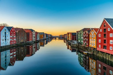 Trondheim, Norveç, 15 Nisan 2019: Renkli kerestelerin günbatımı
