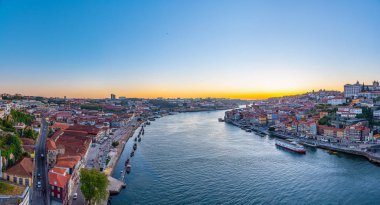 Porto, Portekiz, 25 Mayıs 2019: Porto, Portekiz 'deki Ribeira rıhtımında Douro nehir kenarının gün batımı manzarası