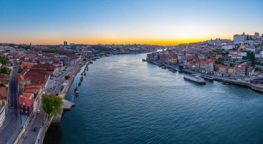 Porto, Portekiz, 25 Mayıs 2019: Porto, Portekiz 'deki Ribeira rıhtımında Douro nehir kenarının gün batımı manzarası