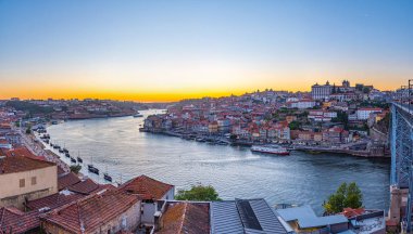 Porto, Portekiz, 25 Mayıs 2019: Porto, Portekiz 'deki Ribeira rıhtımında Douro nehir kenarının gün batımı manzarası