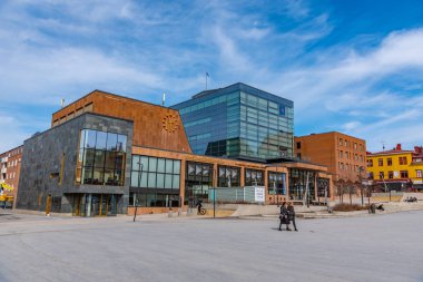 Ostersund, İsveç, 18 Nisan 2019: İnsanlar Stort 'ta geziniyor