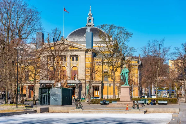Oslo, Norge, 16 april 2019: Staty av Henrik Wergeland i Oslo — Stockfoto