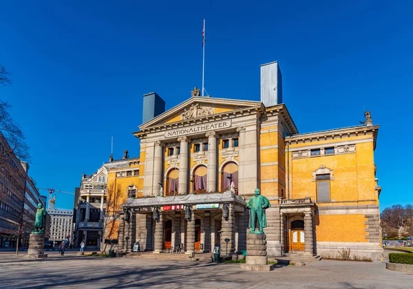 Oslo, Norge, 16 april 2019: Utsikt över Os nationalteater — Stockfoto