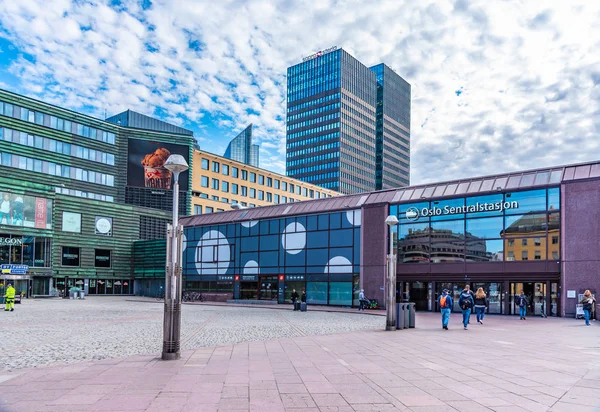 OSLO, NORUEGA, 16 DE ABRIL DE 2019: La gente está paseando en una plaza i — Foto de Stock