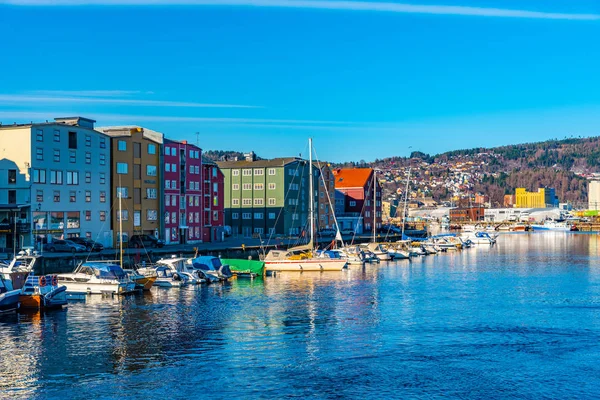 Trondheim, Noorwegen, 17 april 2019: Uitzicht op de jachthaven van Trondheim in N — Stockfoto