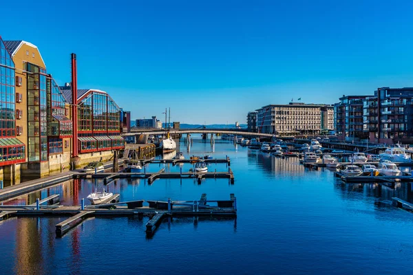 Trondheim, Norvégia, 2019. április 17.: Marina on river Nidelva in Tr — Stock Fotó