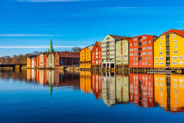 TRONDHEIM, NORUEGA, 17 DE ABRIL DE 2019: Catedral de Nidaros y colorfu — Foto de Stock