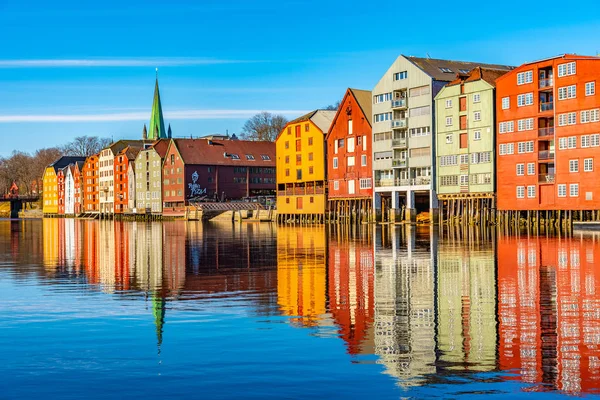 Trondheim, norwegen, 17. april 2019: nidaros kathedrale und colorfu — Stockfoto