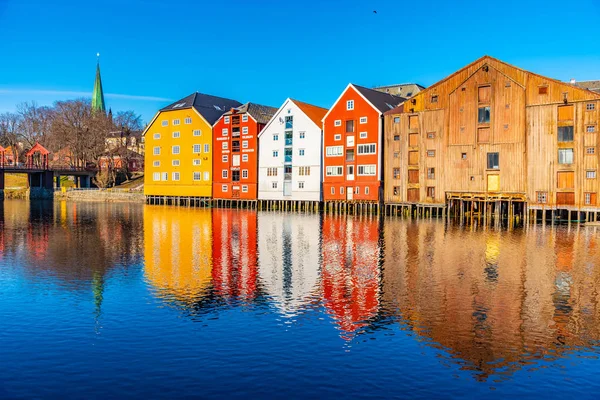 TRONDHEIM, NORUEGA, 17 DE ABRIL DE 2019: Catedral de Nidaros y colorfu — Foto de Stock