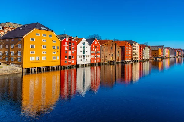 Trondheim, Norwegia, 17 kwietnia 2019: Kolorowe drewniane domy surowo — Zdjęcie stockowe