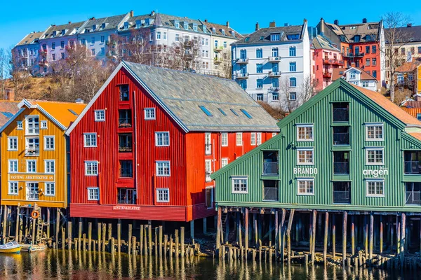 Trondheim, Norwegia, 17 kwietnia 2019: Kolorowe drewniane domy surowo — Zdjęcie stockowe