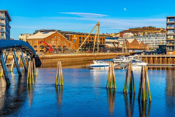 TRONDHEIM, NORUEGA, 17 DE ABRIL DE 2019: Marina en el río Nidelva en Tr — Foto de Stock