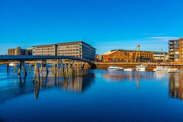 TRONDHEIM, NORVÈGE, 17 AVRIL 2019 : Marina sur la rivière Nidelva à Tr — Photo