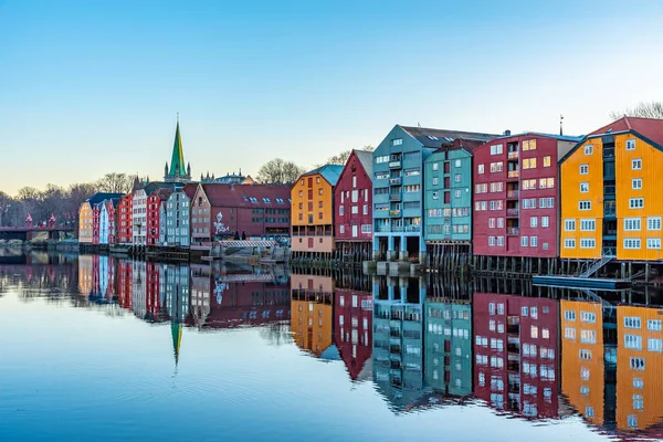 Trondheim, Norveç, 17 Nisan 2019: Nidaros 'un gün batımı görüntüsü — Stok fotoğraf