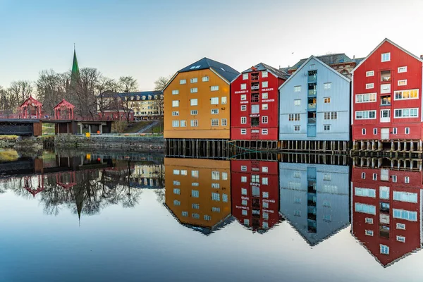 Trondheim, Norveç, 17 Nisan 2019: Nidaros 'un gün batımı görüntüsü — Stok fotoğraf