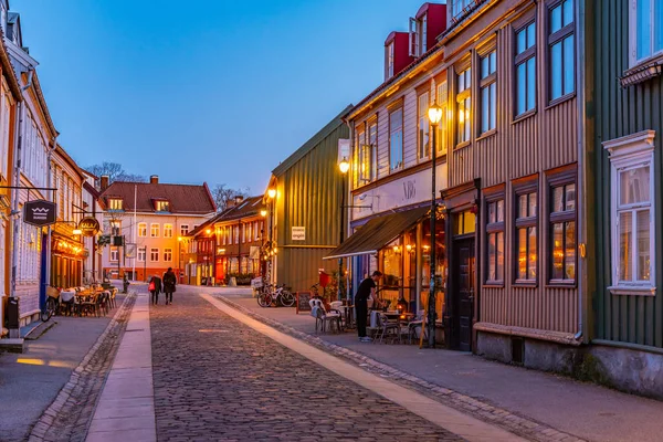 TRONDHEIM, NORVEGIA, 15 APRILE 2019: Vista sul tramonto di uno stretto stree — Foto Stock