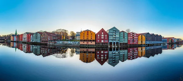 Bunte Holzhäuser rund um den Fluss Nidelva im Stadtteil Brygge von trondheim, Norwegen — Stockfoto