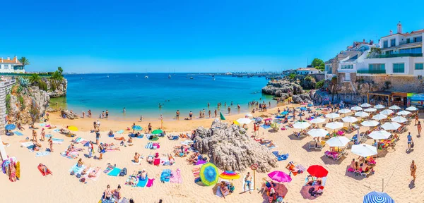 Каскаїс (Португалія) 31 травня 2019 року: сонячний день на пляжі Рейна в Есторилі (Португалія). — стокове фото