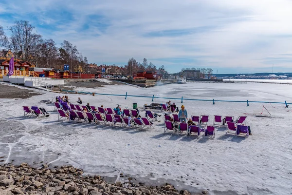 Ostersund, Zweden, 18 april 2019: Mensen genieten van een zonnige dag — Stockfoto