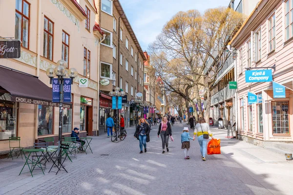 Ostersund, Szwecja, 18 kwietnia 2019: Ludzie spacerują po Präs — Zdjęcie stockowe