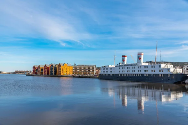 SUNDSVALL, SUÉCIA, 18 de abril de 2019: ancoragem de barco de hotel no por — Fotografia de Stock