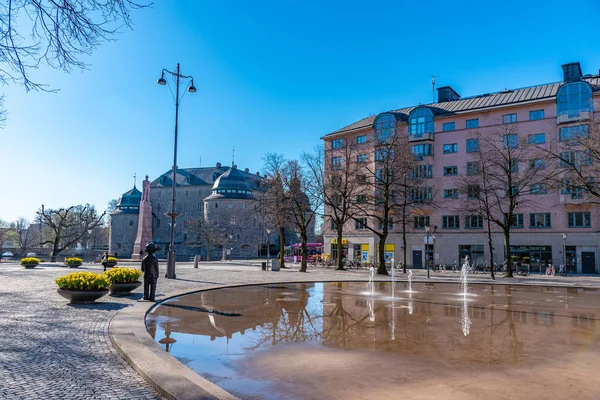 OREBRO, SUÈDE, 19 AVRIL 2019 : Monument de Carl XIV Johan et O — Photo