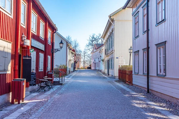 Orebro, İsveç, 19 Nisan 2019 W 'da güzel eski ahşap evler — Stok fotoğraf