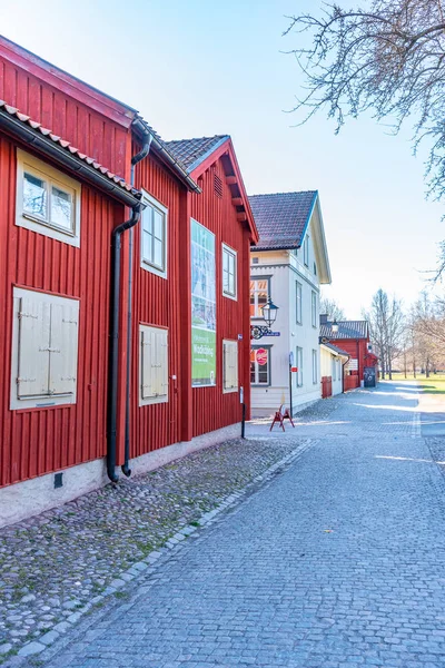 Örebro, 19 april 2019: Vackra gamla timmerhus i W — Stockfoto