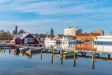 Vasteras, İsveç, 19 Nisan 2019: Malaren Gölü 'nde balıkçı kulübesi
