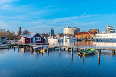 Vasteras, İsveç, 19 Nisan 2019: Malaren Gölü 'nde balıkçı kulübesi