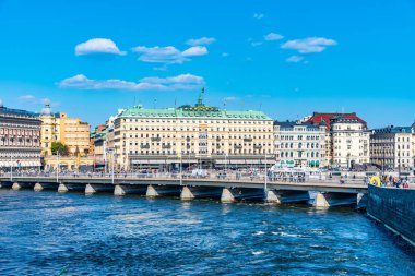 Stockholm, İsveç, 20 Nisan 2019: İnsanlar Strombrom 'u geçiyor 