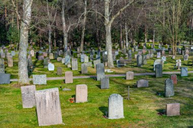 Stockholm, İsveç, 21 Nisan 2019: Skogskyrkog 'daki mezar taşları
