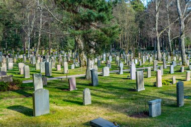 Stockholm, İsveç, 21 Nisan 2019: Skogskyrkog 'daki mezar taşları
