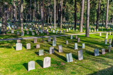 Stockholm, İsveç, 21 Nisan 2019: Skogskyrkog 'daki mezar taşları