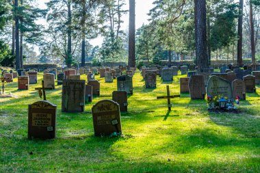 Stockholm, İsveç, 21 Nisan 2019: Skogskyrkog 'daki mezar taşları