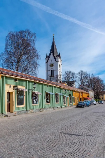 Nora, Švédsko, 19. dubna 2019: Bílý kostel v Noře spatřen za — Stock fotografie