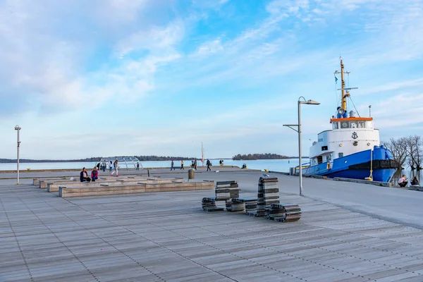 VASTERAS, SUECIA, 19 DE ABRIL DE 2019: Paseo marítimo en Vasteras —  Fotos de Stock