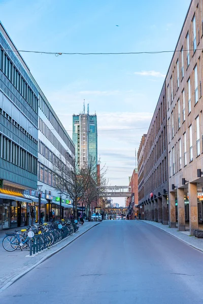 VASTERAS, SUECIA, 19 DE ABRIL DE 2019: Vista del rascacielos Skrapan — Foto de Stock