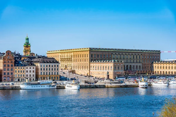 Stockholm, Svédország, 2019. április 20.: View of Gamla Stan and The Ro — Stock Fotó