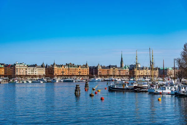 Stockholm, Švédsko, 20. dubna 2019: Pohled na nábřeží Stockholmu — Stock fotografie