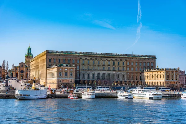 Stockholm, schweden, 20. april 2019: blick auf gamla stan und die ro — Stockfoto