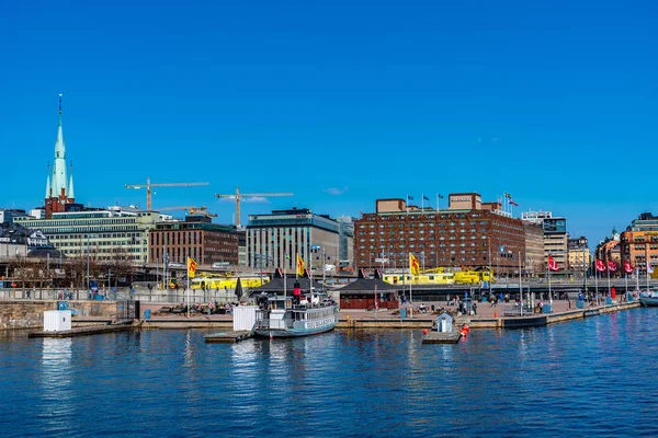 Stockholm, Svédország, 2019. április 20.: A turisták Crui-ra várnak — Stock Fotó